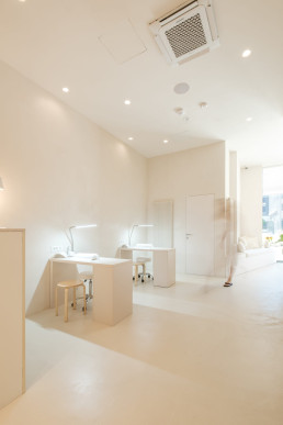 Modern minimalist interior with light wood furniture, white walls, recessed lighting and clean geometric design for domasi